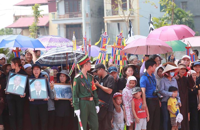 Linh xa đưa di hài cố Tổng bí thư Đỗ Mười về tới quê nhà - Ảnh 3.