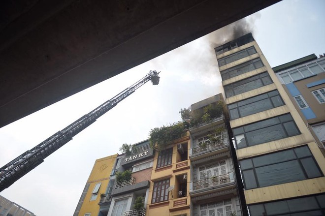 Hà Nội: Nghi gia chủ đốt vàng mã khiến nhà 9 tầng bốc cháy dữ dội - Ảnh 3.