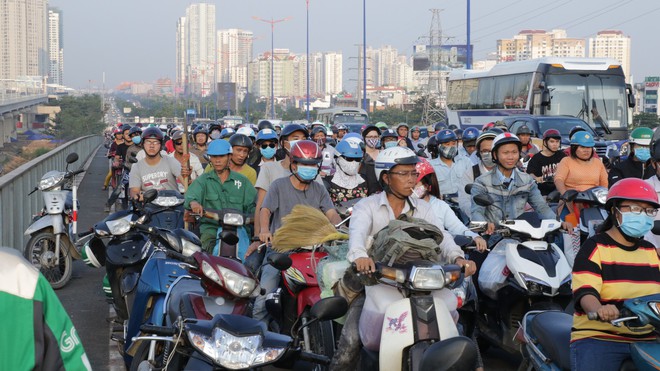 Người phụ nữ để lại thư tuyệt mệnh rồi nhảy xuống cầu Sài Gòn tự tử - Ảnh 4.