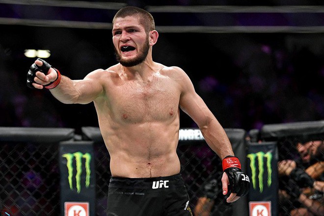 Sau pha bay người tung cước, độc cô cầu bại Khabib đối mặt với án phạt cực nặng - Ảnh 1.