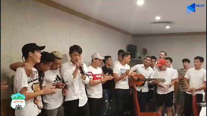 Xuân Trường cùng đồng đội cover nhạc Sơn Tùng M-TP cực ngọt chia tay V-League 2018 - Ảnh 2.