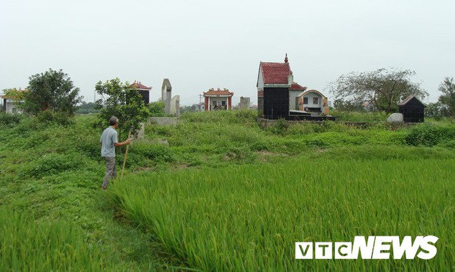 Thoải mái tàn phá nghĩa địa mộ cổ khổng lồ chứa cả tấn báu vật ở Hải Dương - Ảnh 9.