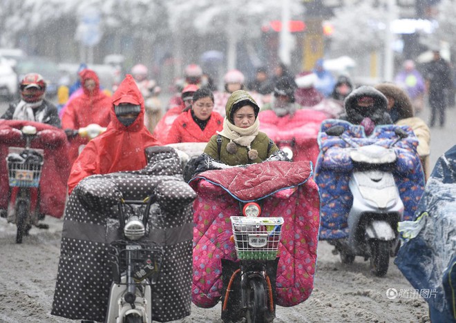 24h qua ảnh: Phụ nữ Trung Quốc đắp chăn bông ra đường để tránh rét - Ảnh 4.