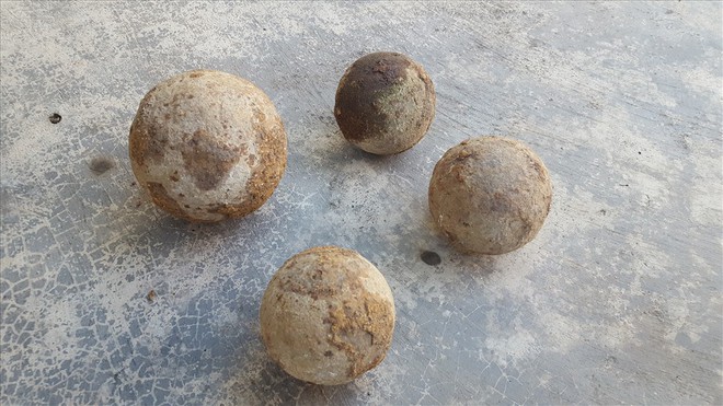 Đào giếng, phát hiện 4 quả đạn thần công có từ thế kỷ XVIII - Ảnh 1.