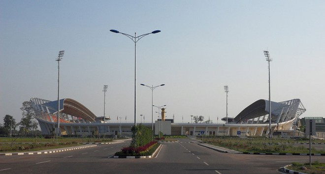 Hai đấu trường lần đầu tuyển Việt Nam đạp cỏ ở AFF Cup - Ảnh 1.