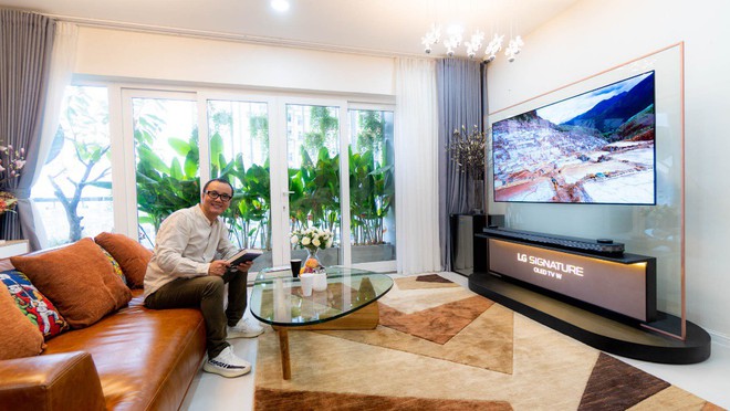 Ngắm TV LG OLED siêu mỏng trong phòng khách hiện đại của KTS Thanh Truyền - Ảnh 1.