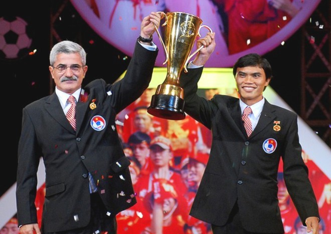 AFF Cup 2008 & câu chuyện cái bụng đói của thầy trò HLV Calisto sau chức vô địch - Ảnh 2.