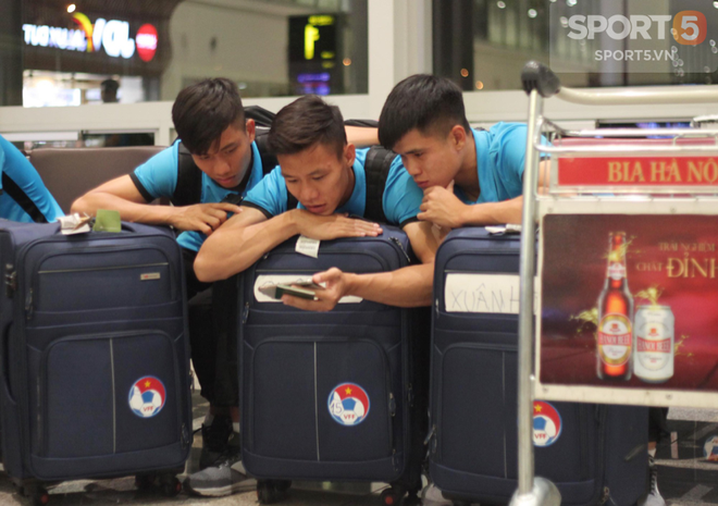 Lâm Tây, Quế Ngọc Hải xem giò tiền đạo Thái Lan ghi 6 bàn trong trận ra quân AFF Cup 2018 - Ảnh 2.