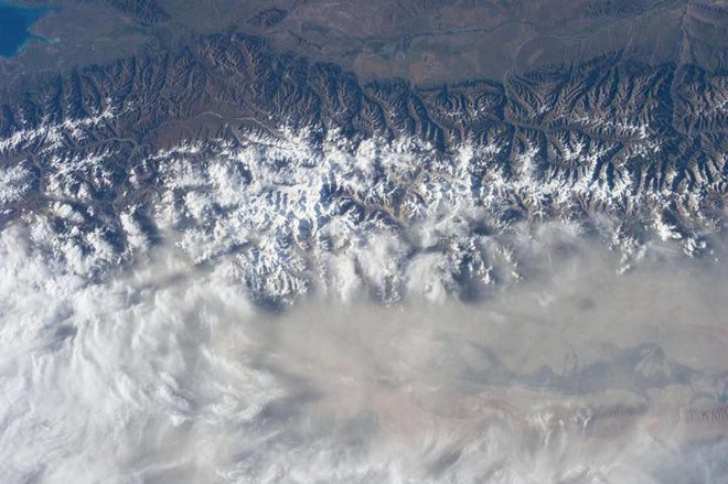 Chiêm ngưỡng hình ảnh những ngọn núi hùng vĩ trên Trái Đất khi nhìn từ ngoài không gian - Ảnh 1.