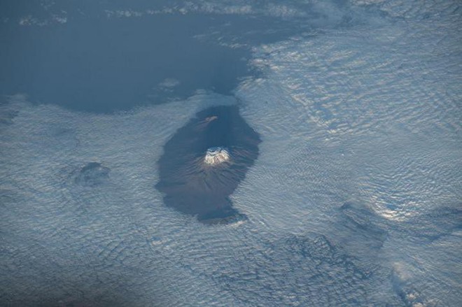Chiêm ngưỡng hình ảnh những ngọn núi hùng vĩ trên Trái Đất khi nhìn từ ngoài không gian - Ảnh 2.