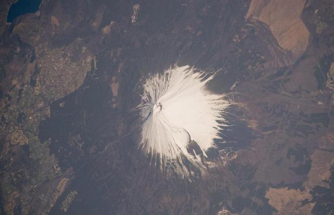 Chiêm ngưỡng hình ảnh những ngọn núi hùng vĩ trên Trái Đất khi nhìn từ ngoài không gian - Ảnh 11.