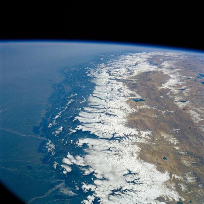 Chiêm ngưỡng hình ảnh những ngọn núi hùng vĩ trên Trái Đất khi nhìn từ ngoài không gian - Ảnh 3.