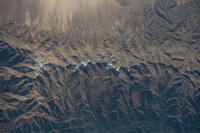 Chiêm ngưỡng hình ảnh những ngọn núi hùng vĩ trên Trái Đất khi nhìn từ ngoài không gian - Ảnh 5.