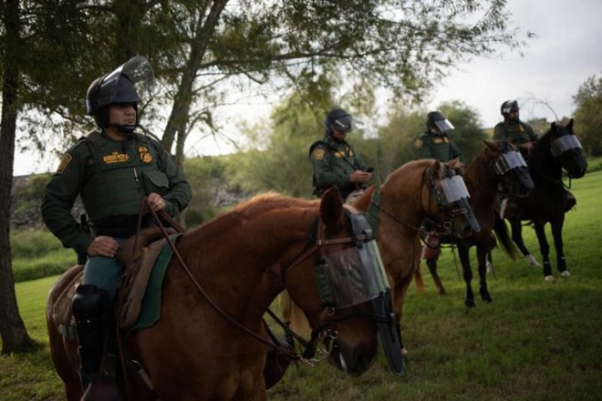 Ảnh: Lính Mỹ giăng “thiên la địa võng” với Mexico, chặn đứng dân di cư - Ảnh 5.