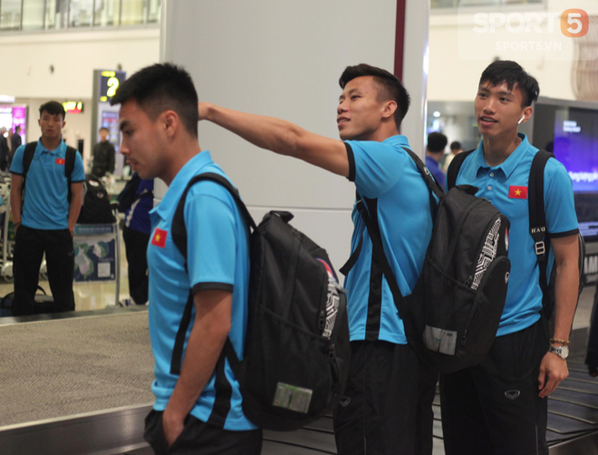 Lâm Tây, Quế Ngọc Hải xem giò tiền đạo Thái Lan ghi 6 bàn trong trận ra quân AFF Cup 2018 - Ảnh 8.