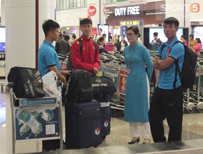 Lâm Tây, Quế Ngọc Hải xem giò tiền đạo Thái Lan ghi 6 bàn trong trận ra quân AFF Cup 2018 - Ảnh 11.