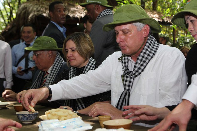 Chủ tịch Cuba thưởng thức khoai mì tại địa đạo Củ Chi - Ảnh 9.