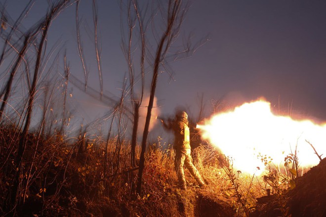 7 ngày qua ảnh: Binh sĩ Ukraine phóng đạn cối nhằm vào quân ly khai - Ảnh 2.