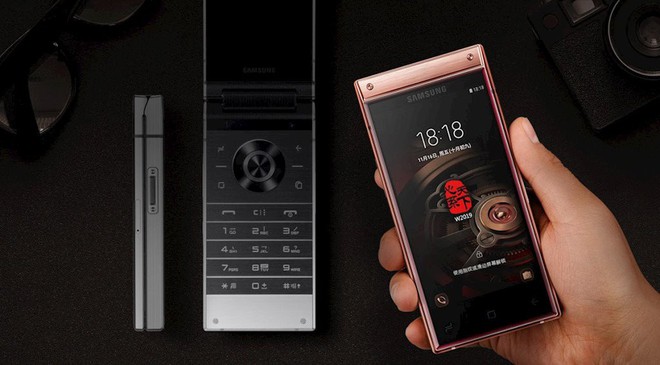 Điện thoại vỏ sò cao cấp Samsung W2019 trình làng, giá 63,6 triệu đồng - Ảnh 1.
