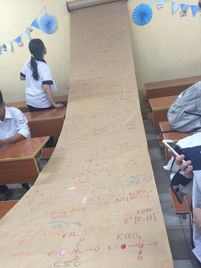 Sợ học sinh quên bài, cô giáo hạ lệnh chép công thức Hoá học ra tờ giấy to như “chiếu dời đô” gắn trong lớp - Ảnh 1.