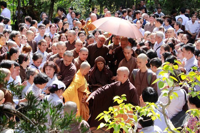 Thiền sư Thích Nhất Hạnh cùng tăng ni phật tử dâng hương ngày giỗ tổ chùa Từ Hiếu - Ảnh 2.