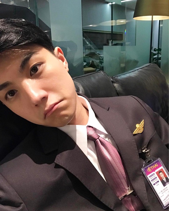 Lộ ảnh thẻ điển trai, tiếp viên hàng không Thái Lan bị fan Việt hỏi bằng được info - Ảnh 3.