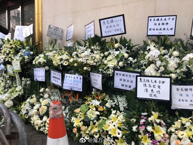 Tang lễ nhà văn Kim Dung: Lưu Đức Hoa, Huỳnh Hiểu Minh cùng dàn nghệ sĩ gửi hoa trắng rợp trời - Ảnh 10.