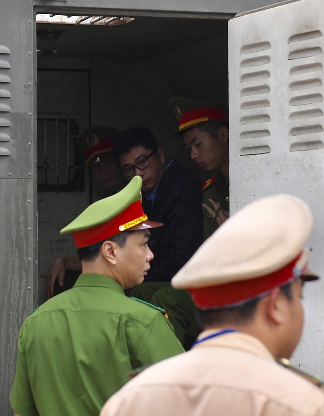 Cựu tướng Phan Văn Vĩnh, Nguyễn Thanh Hóa khỏe mạnh khi tới tòa, đi lại nhanh nhẹn - Ảnh 6.