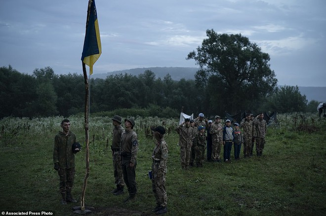 Hé lộ trại hè đào tạo các tay súng ngắm là bắn, bắn là chết từ 8 tuổi trong rừng sâu Ukraine - Ảnh 3.