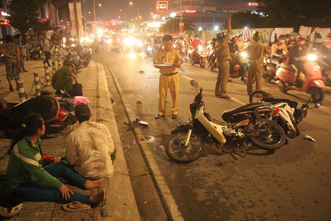 Hiện trường vụ ô tô điên tông hàng loạt xe máy ở Sài Gòn, 1 người chết, 4 người kêu cứu - Ảnh 5.