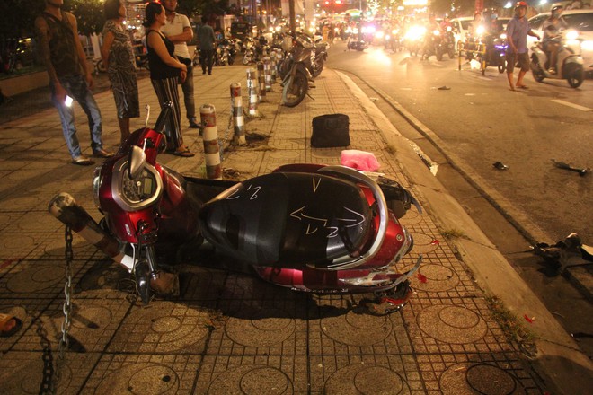 Hiện trường vụ ô tô điên tông hàng loạt xe máy ở Sài Gòn, 1 người chết, 4 người kêu cứu - Ảnh 2.