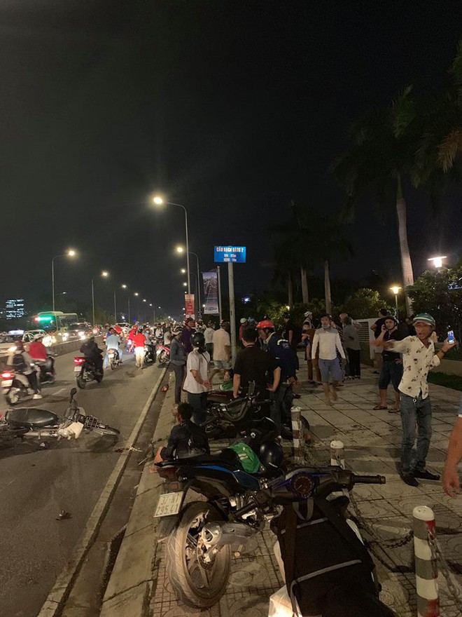 Hiện trường vụ ô tô điên tông hàng loạt xe máy ở Sài Gòn, 1 người chết, 4 người kêu cứu - Ảnh 6.