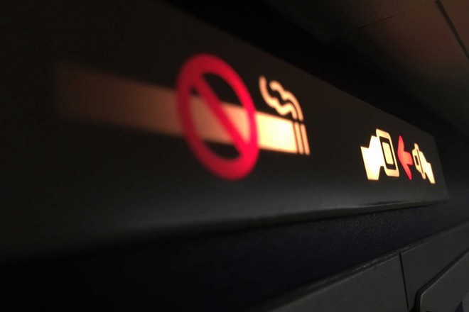 Vì sao máy bay vẫn có gạt tàn thuốc lá trong phòng vệ sinh mặc dù hành khách bị cấm hút thuốc? - Ảnh 1.