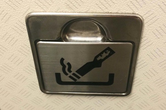 Vì sao máy bay vẫn có gạt tàn thuốc lá trong phòng vệ sinh mặc dù hành khách bị cấm hút thuốc? - Ảnh 3.