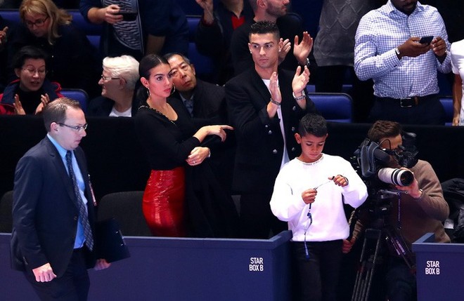 Ronaldo trổ tài nhưng bắt hụt, khiến trái bóng tennis rơi trúng đầu bạn gái - Ảnh 1.