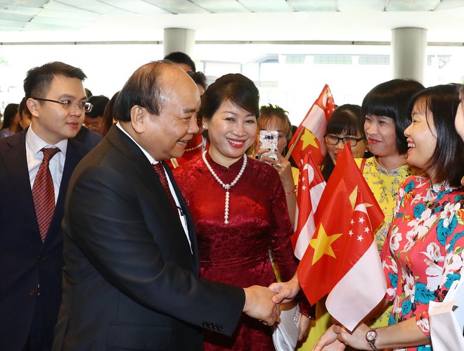 Thủ tướng Nguyễn Xuân Phúc đến Singapore, bắt đầu chuyến tham dự Hội nghị Cấp cao ASEAN 33 - Ảnh 1.