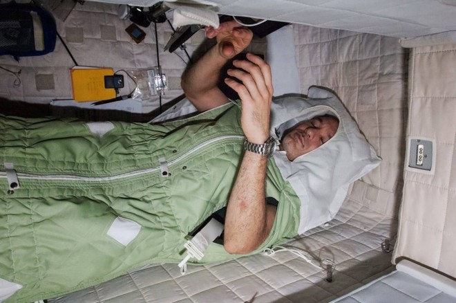 Muốn ngủ ngon ngoài vũ trụ, các phi hành gia bắt buộc phải mang theo những thứ này - Ảnh 3.