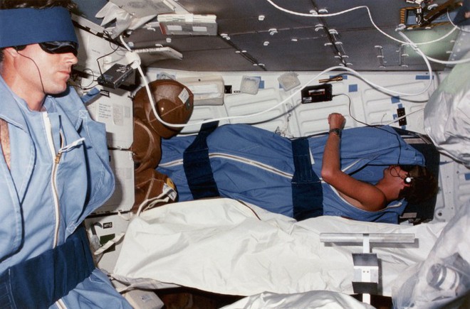 Muốn ngủ ngon ngoài vũ trụ, các phi hành gia bắt buộc phải mang theo những thứ này - Ảnh 4.