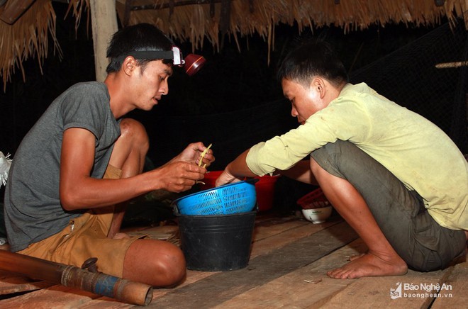 Những chàng “Robinson” trên hồ Hủa Na - Ảnh 8.