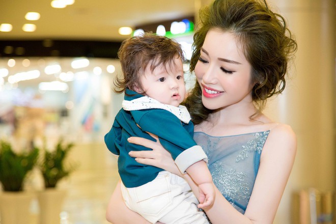 Top 7 hot mom nổi tiếng nhất MXH Việt: Người sở hữu nhà sang, xe xịn hàng chục tỷ, người nhan sắc lộng lẫy đáng ngưỡng mộ - Ảnh 9.