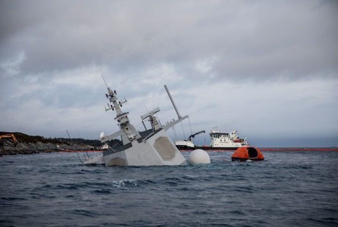 Video: Khu trục hạm Na Uy bị tàu chở dầu đâm rách thân sắp chìm hẳn - Ảnh 4.