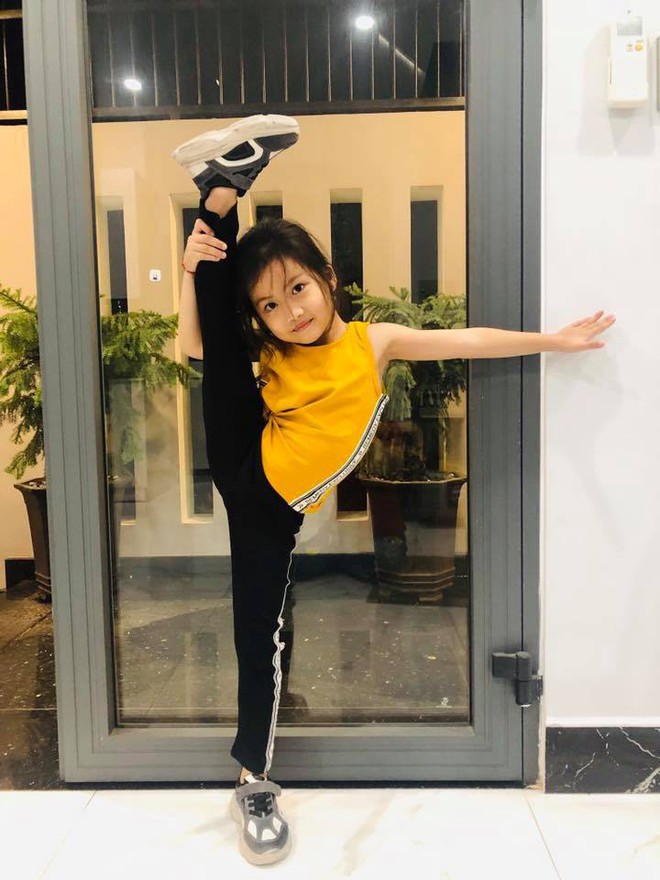 Mới lên 5 tuổi, con gái Ốc Thanh Vân đã khiến dân tình thích thú khi trổ tài uốn dẻo như vũ công chuyên nghiệp - Ảnh 1.