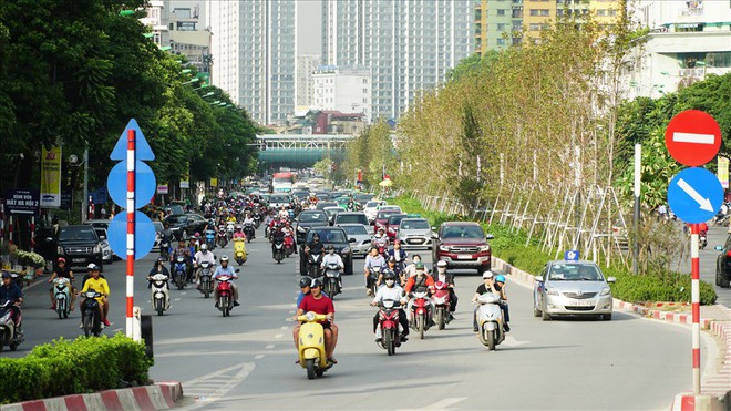 Bất chấp kiểu thời tiết khó chiều ở Hà Nội, hàng phong lá đỏ đổi màu đẹp lãng mạn - Ảnh 5.