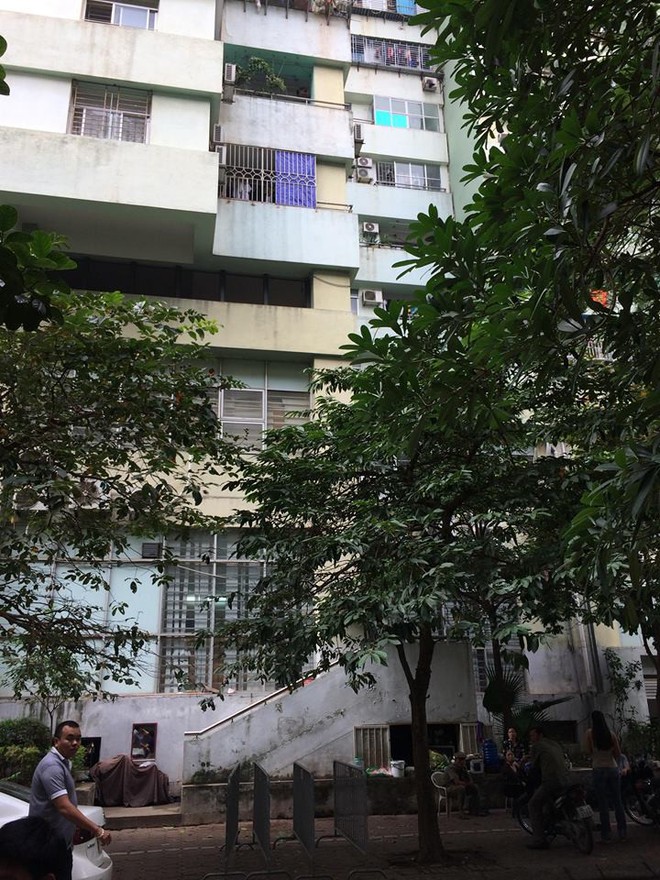 Hà Nội: Người dân hoảng loạn chứng kiến bé trai 5 tuổi rơi từ tầng 7 chung cư xuống đất - Ảnh 2.