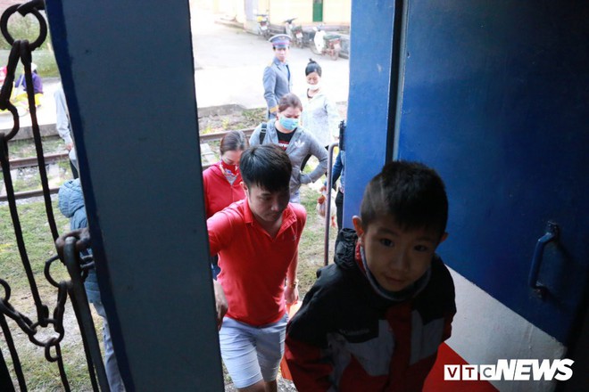 Cận cảnh chuyến tàu rời ga ở Hà Nội chỉ với 2 vị khách nước ngoài, lỗ 10 triệu đồng/ngày - Ảnh 11.