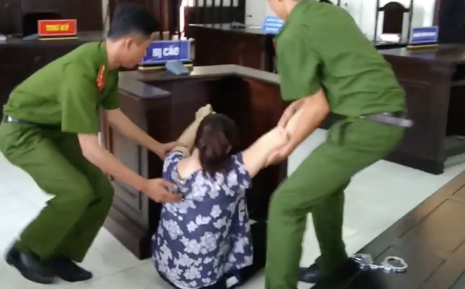 Nữ bảo mẫu đánh liên tiếp vào mặt, dọa cắt lưỡi trẻ ở Sài Gòn ngất xỉu khi nghe tòa tuyên án