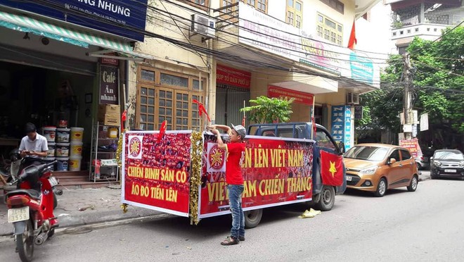 CĐV dán băng rôn khẩu hiệu lên “siêu xe để “tiếp lửa” đội tuyển Việt Nam - Ảnh 2.