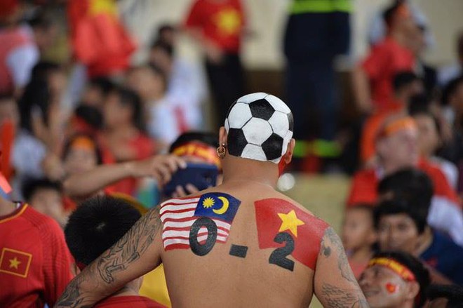 Chiếc lưng tiên tri đoán trúng phóc chiến thắng 2-0 của tuyển Việt Nam trước Malaysia - Ảnh 1.