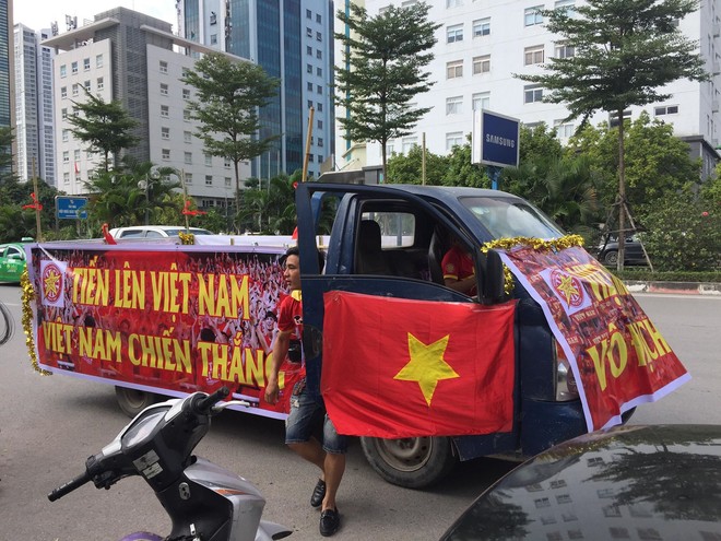 CĐV dán băng rôn khẩu hiệu lên “siêu xe để “tiếp lửa” đội tuyển Việt Nam - Ảnh 3.