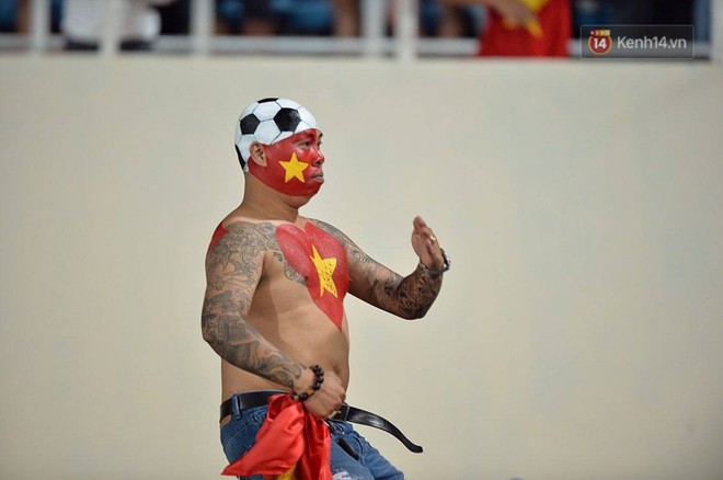 Chiếc lưng tiên tri đoán trúng phóc chiến thắng 2-0 của tuyển Việt Nam trước Malaysia - Ảnh 3.